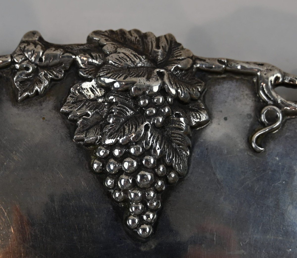 Centro Tavola con bordi sbalzati a mano con tralci d'uva in argento 800 XX secolo-photo-1